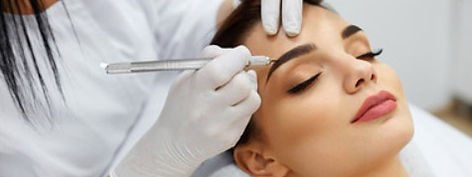 Microblading in Ludwigsburg & Stuttgart für feine Härchenzeichnung für natürlich aussehende Augenbrauen.