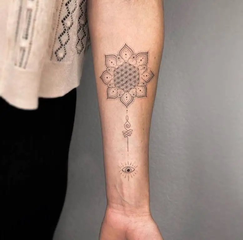 Feines Linien Tattoo eines Motivs auf dem Arm